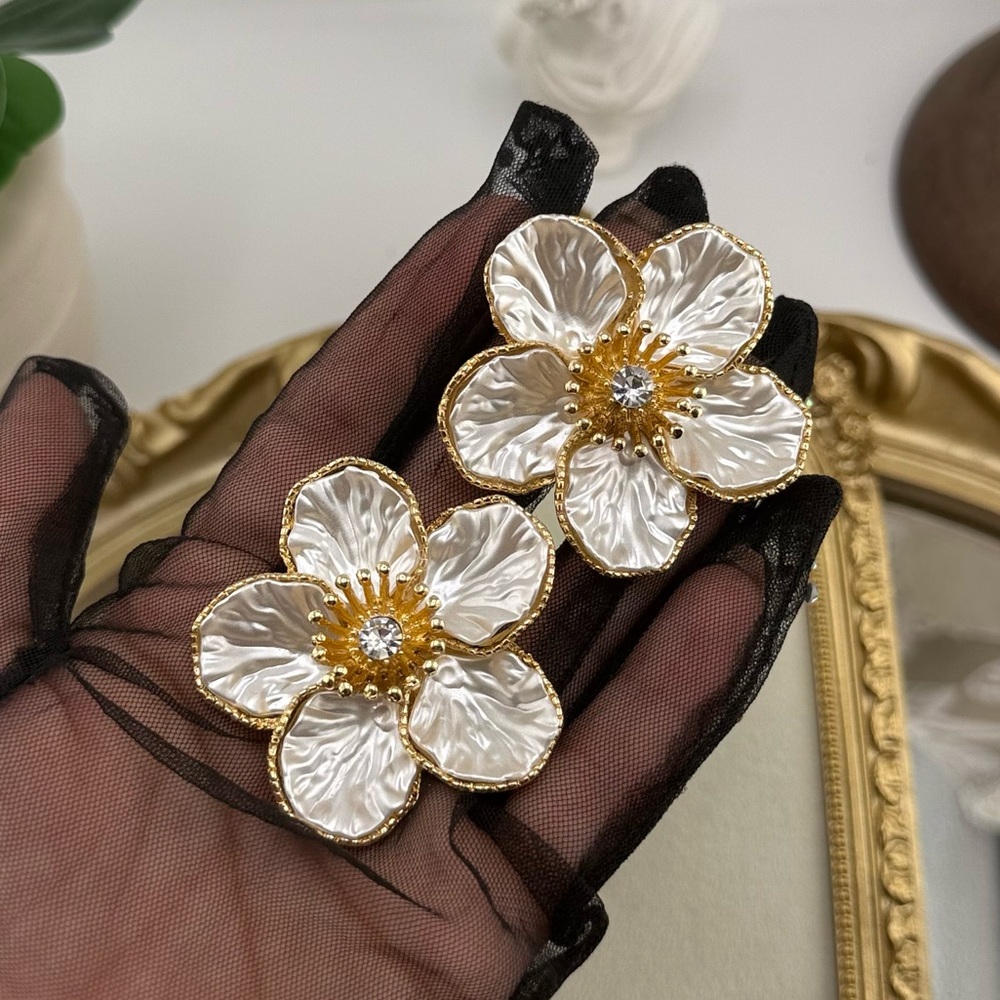 Ivory Floral Statement Earrings – Vintage-Inspired Elegance - Picture 8 of 13